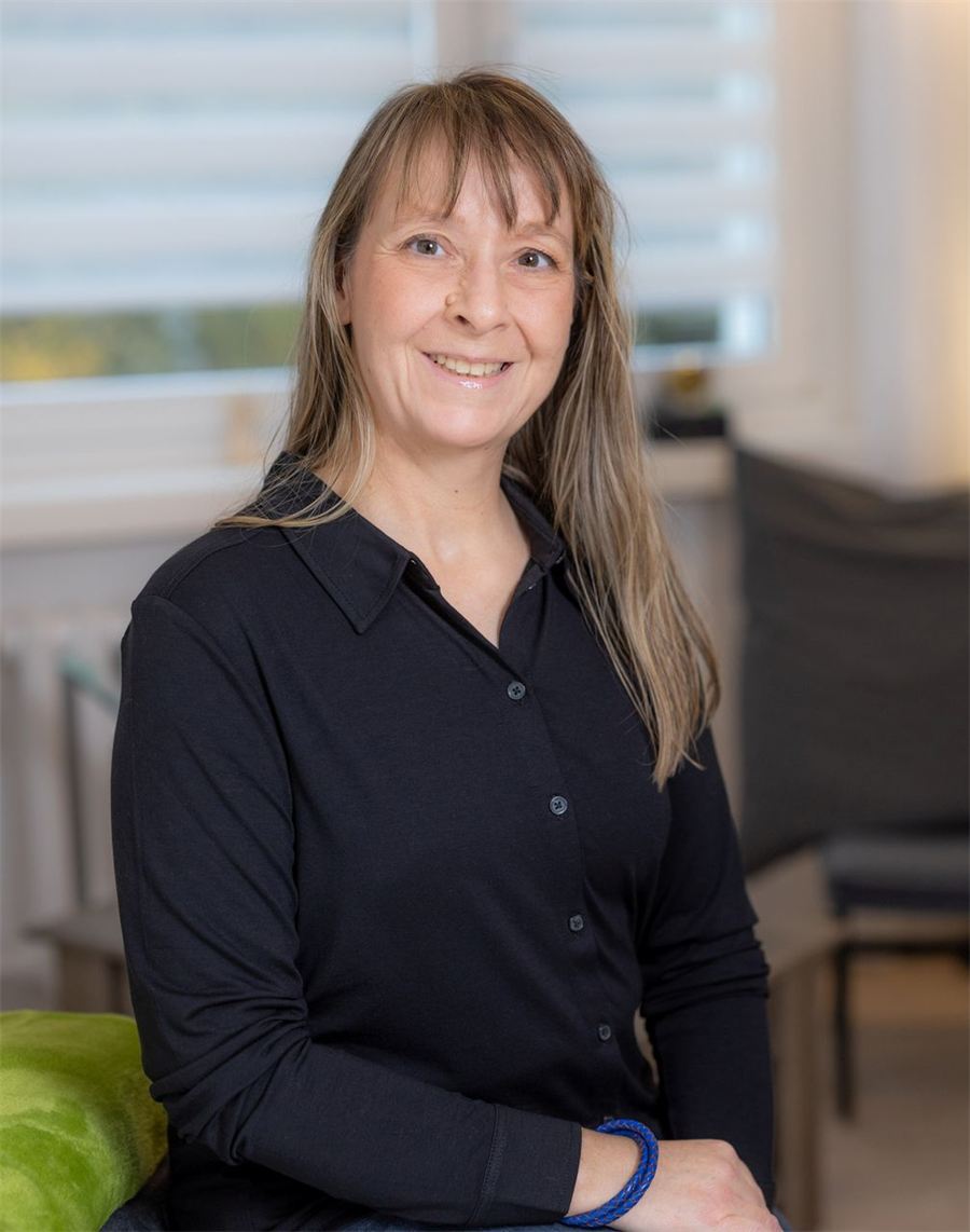 Anne Mentzel, Senmotic-Practitionerin in Weimar, im Behandlungsraum
